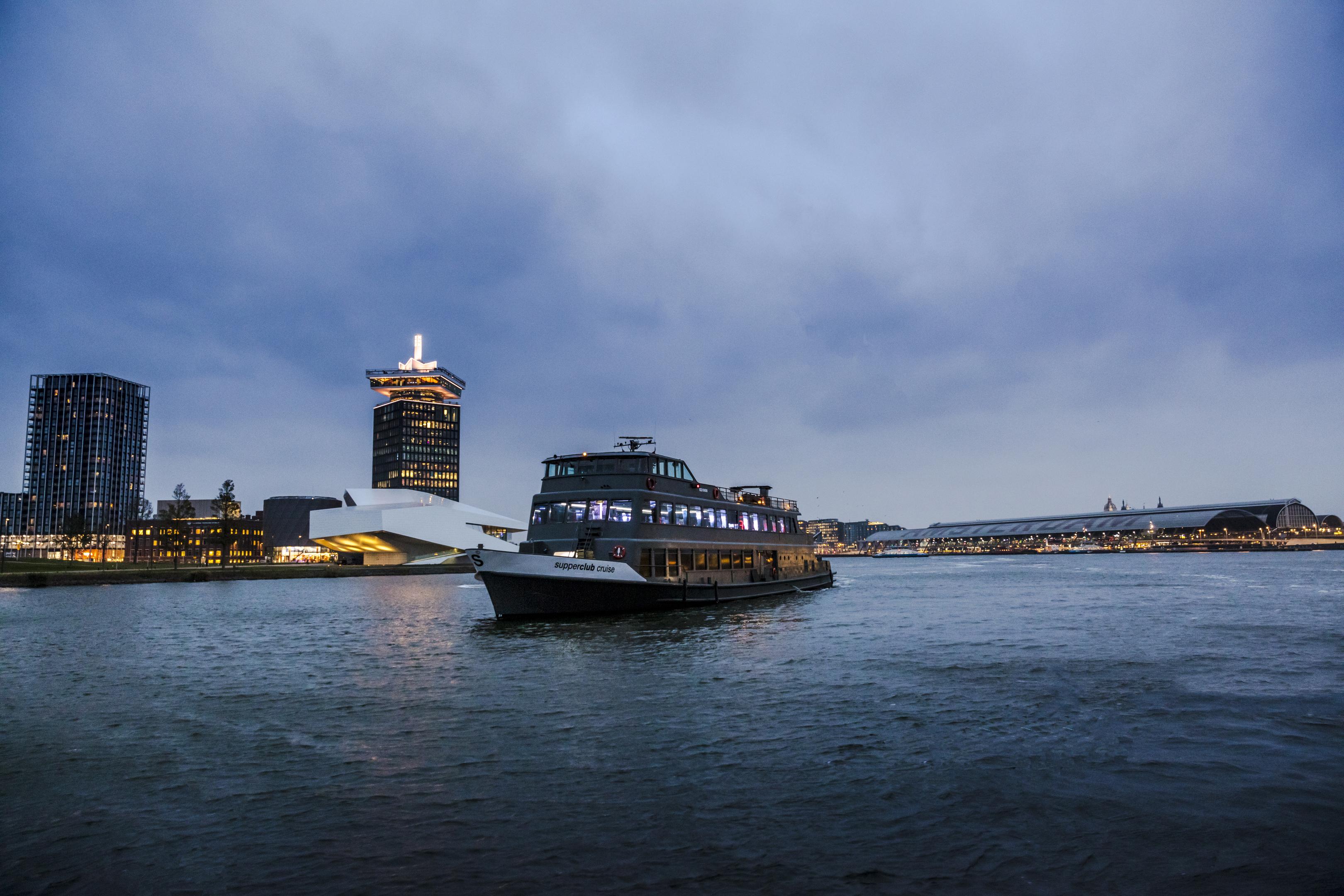 Prachtig Schip aan de Ruyterkade in Amsterdam 3