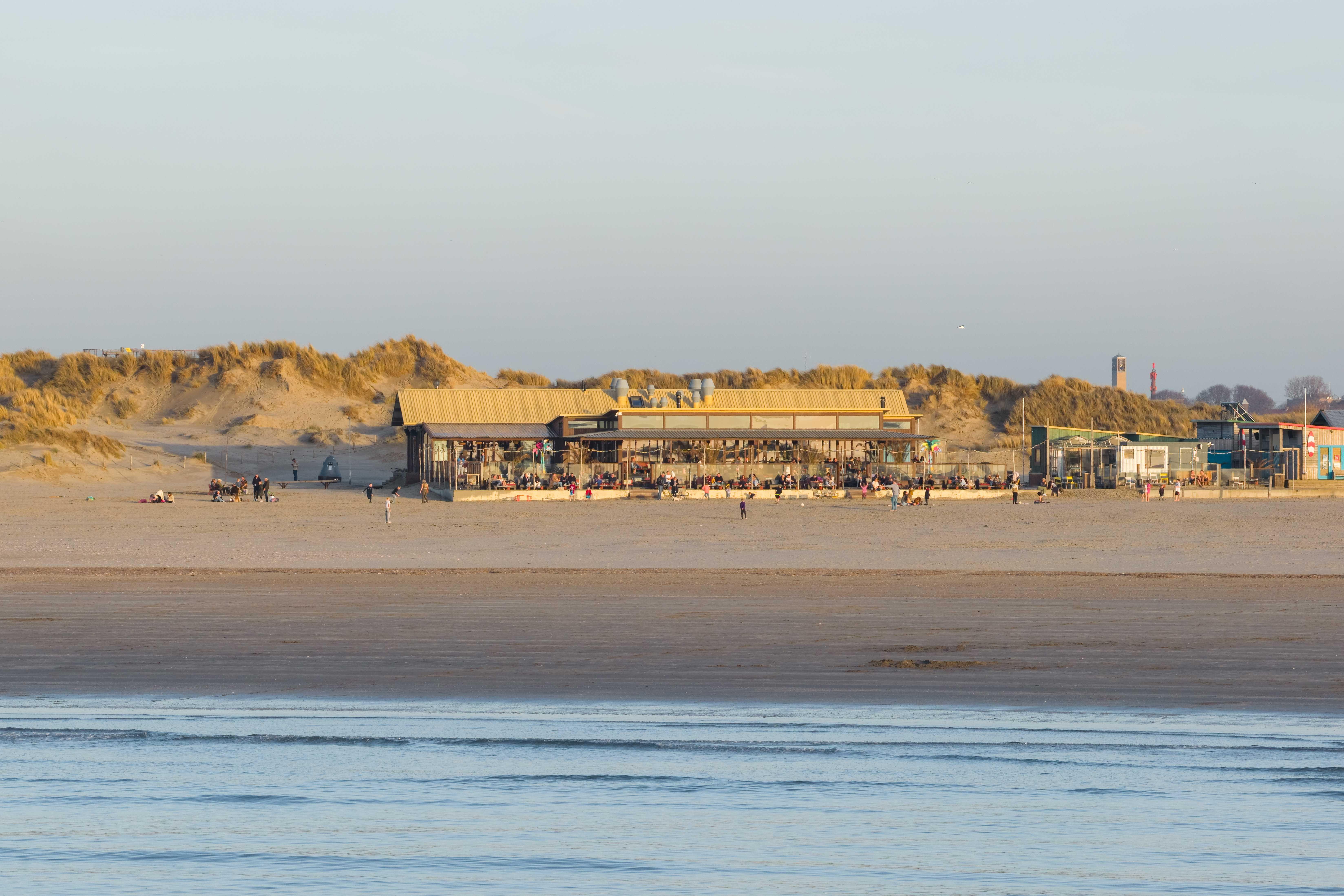 Eventlocatie aan zee met een relaxte surfvibe 2