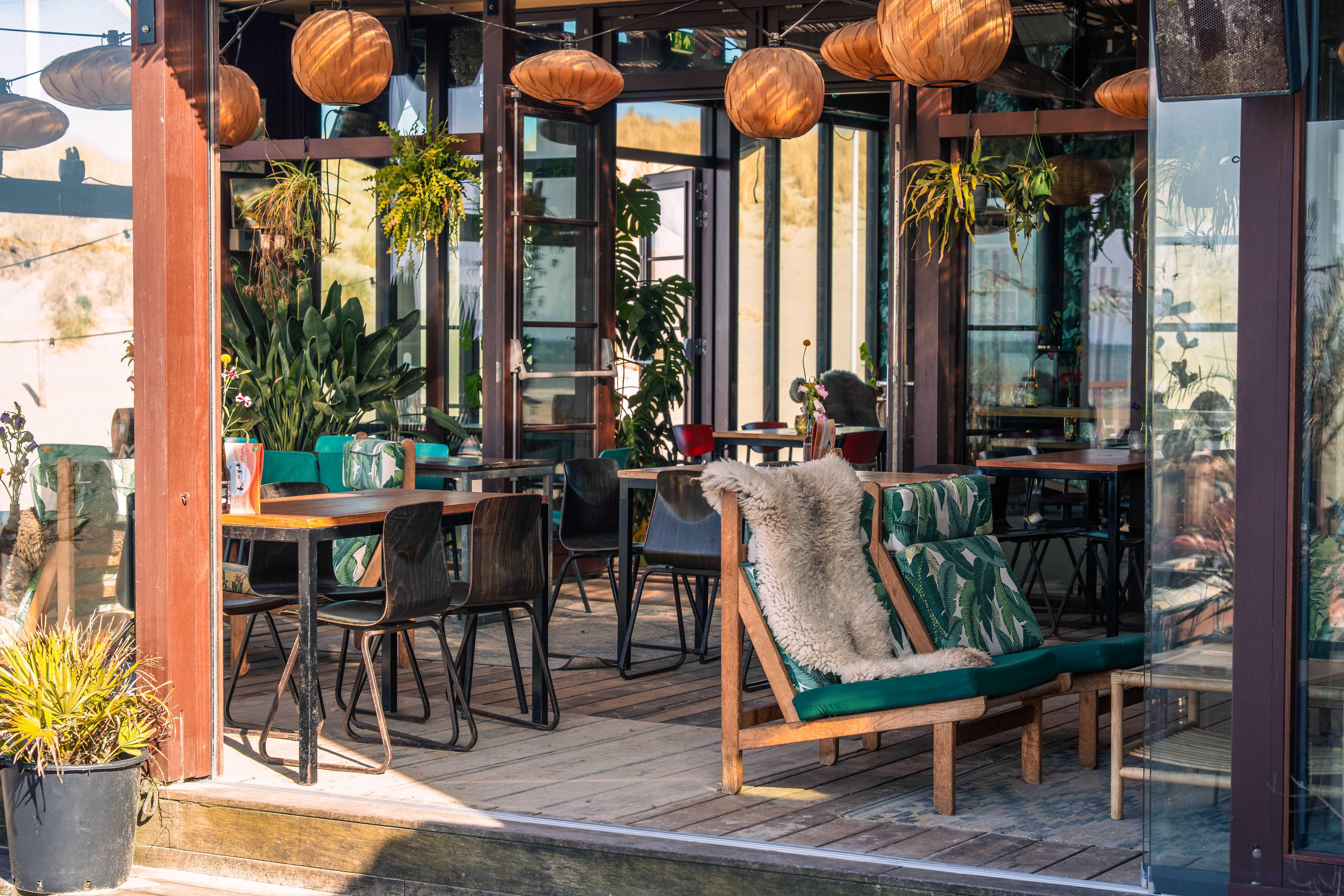 Eventlocatie aan zee met een relaxte surfvibe 1